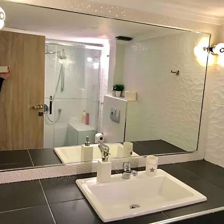 **cozy, Seaside, Spacious, 2 Bedroom Apartment** * 塞萨洛尼基